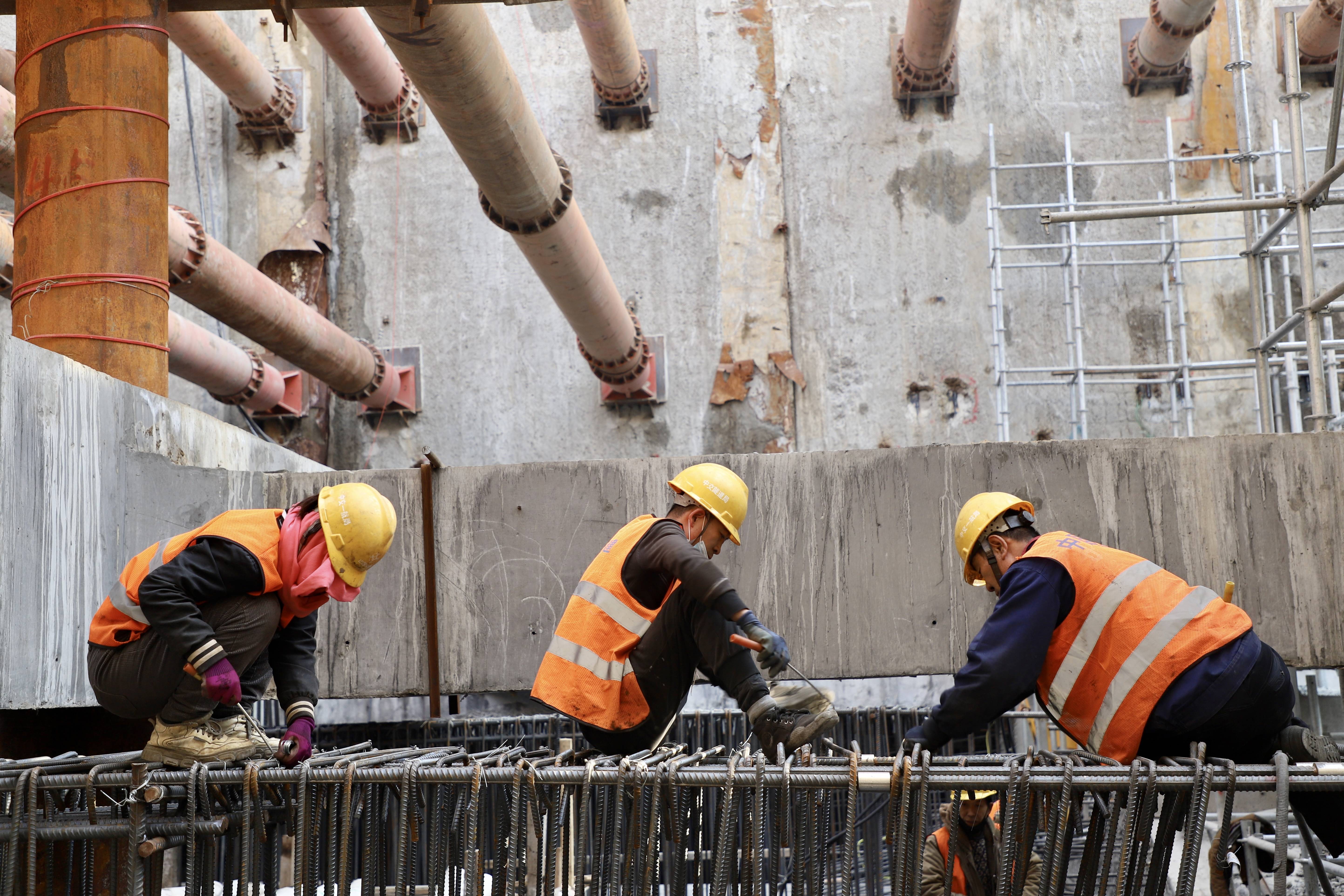 3月31日,工人在哈尔滨地铁3号线河山街站施工现场作业.