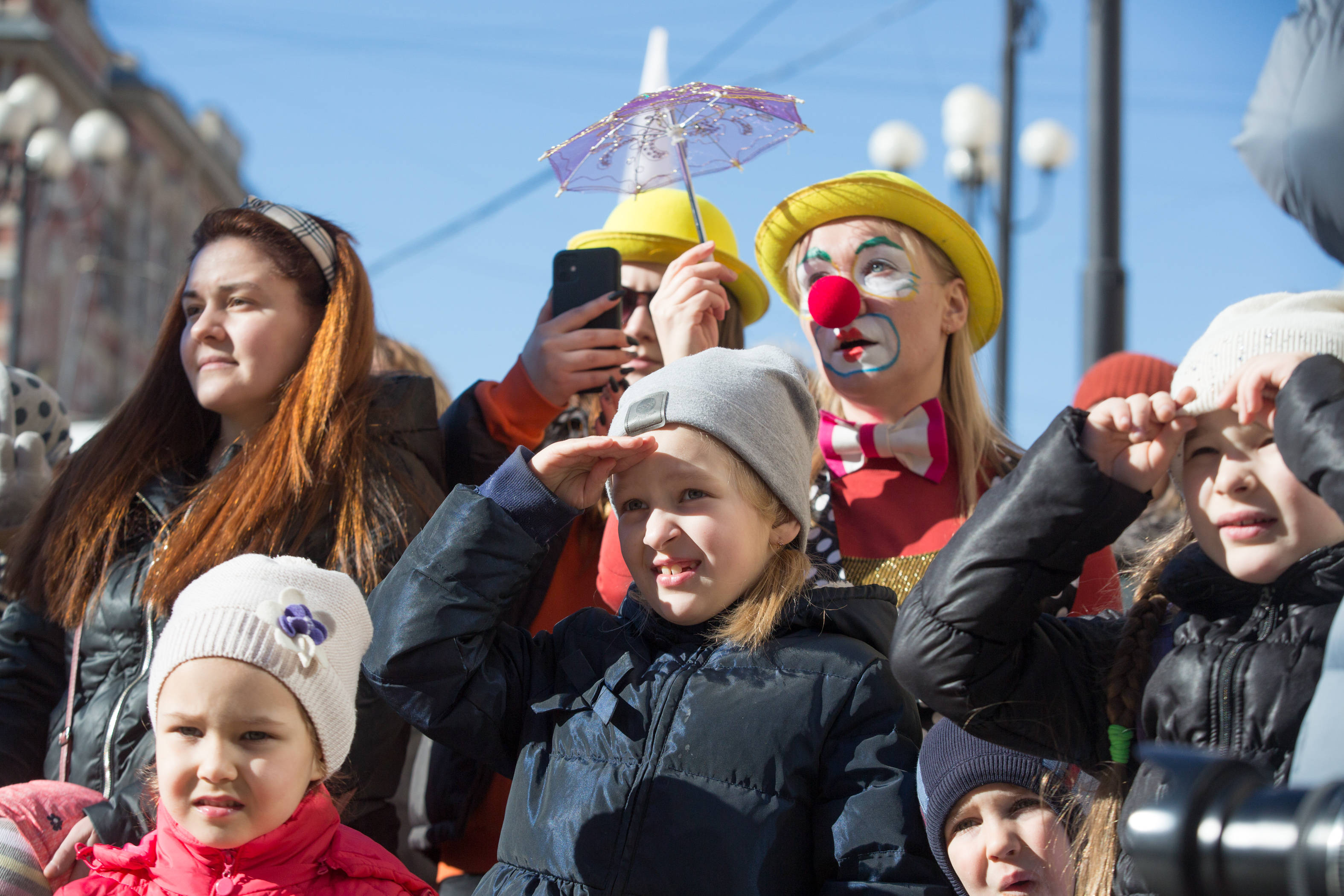 4月1日,人们在俄罗斯圣彼得堡街头参加幽默节的街头游行活动.