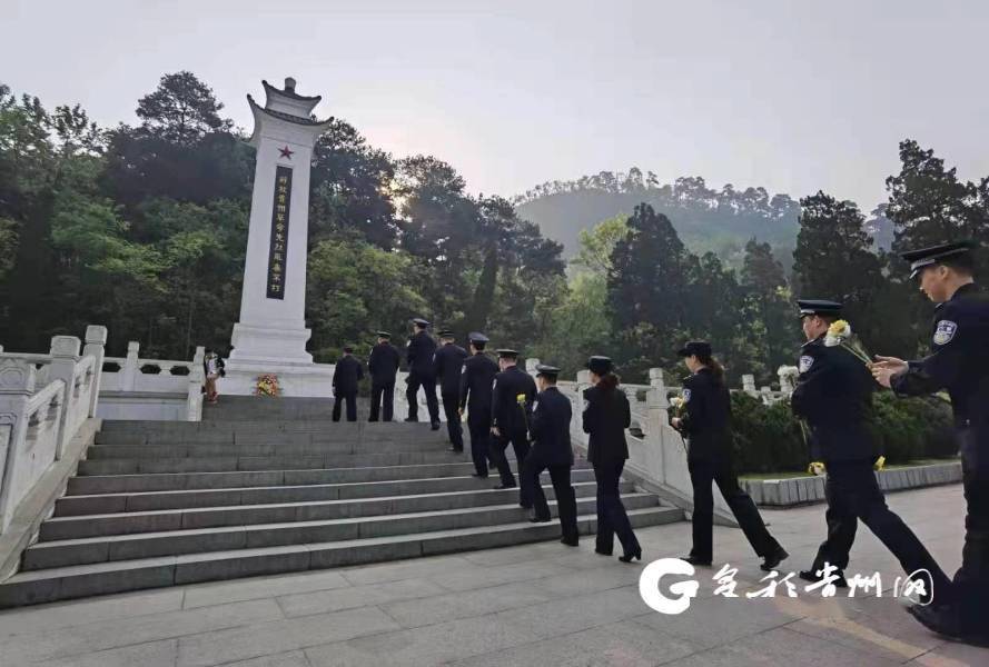 "4月1日上午,在黎平县烈士陵园,贵阳铁路公安处从江车站派出所所长