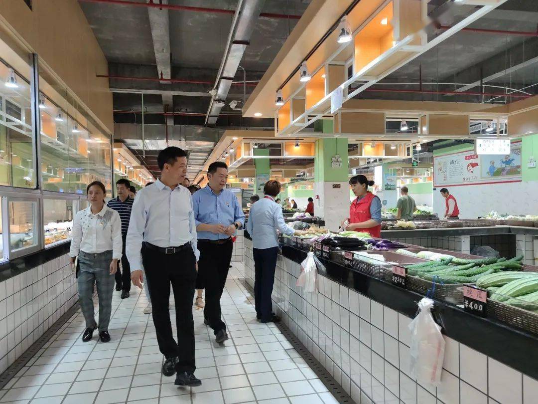 柳东新区二级点位长,管委会主任何培俊调研正和社区农贸市场创城工作