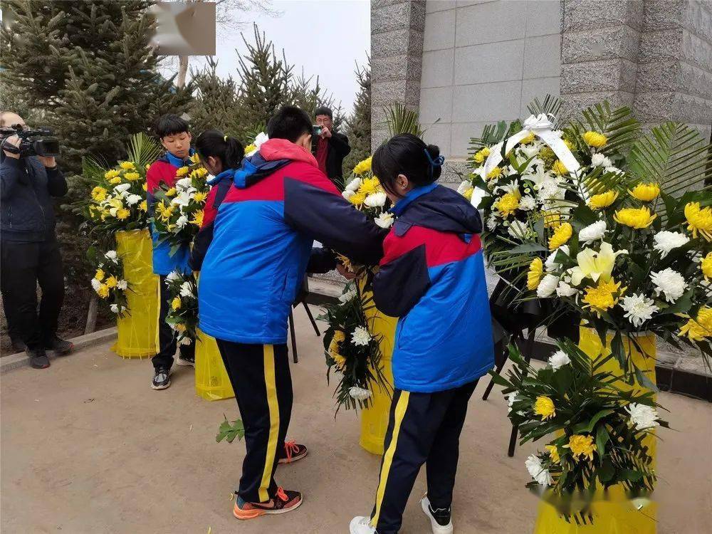 第六中学学生团员为郭家镇烈士陵园献花