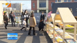 目前学校流动图书摊藏书10000册,通过图书借阅的活动,孩子们的阅读