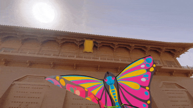 这里有多到数不清的花开满宫廷:象征着爱情浪漫的樱花;色彩丰盈的桃花