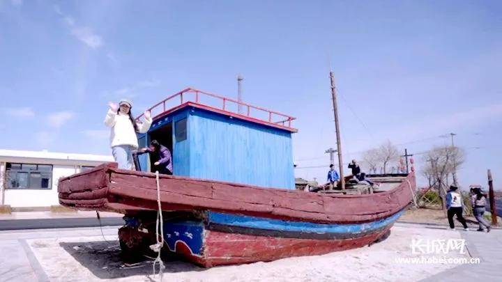 游客在曹妃甸十里海河豚小镇玩耍.
