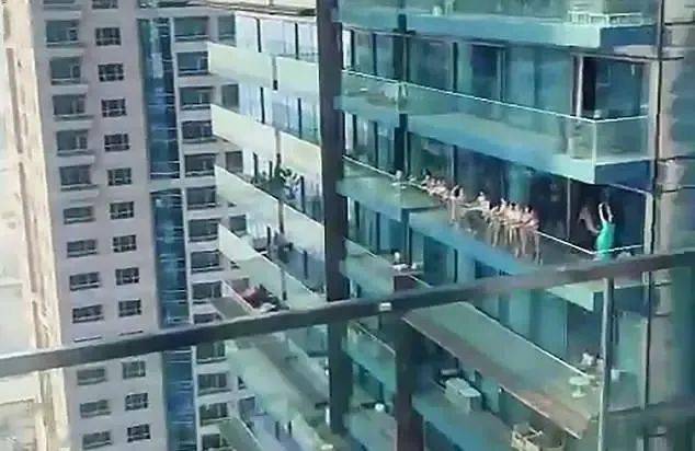 迪拜40名年轻女性在阳台赤裸全身因不雅遭警方逮捕恐将入狱半年