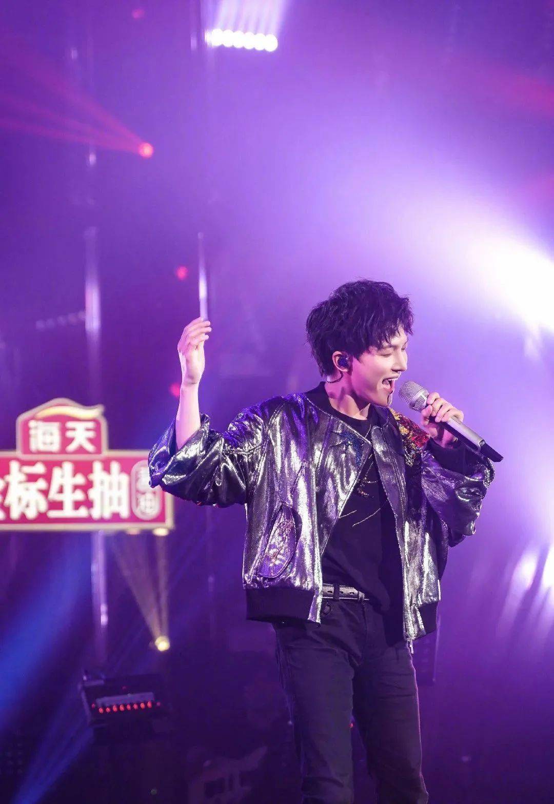周深「卖萌」火出圈:一个平平无奇的天才歌手!