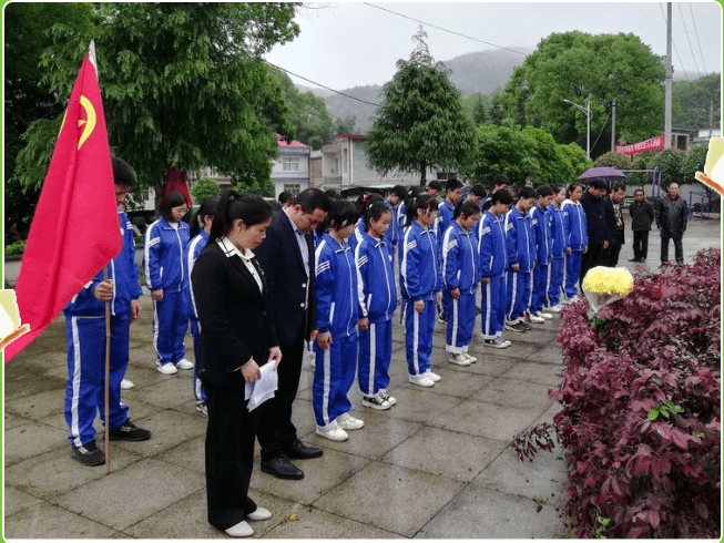 清明祭英烈上栗县各学校团组织少工委开展传承红色基因祭奠革命英烈