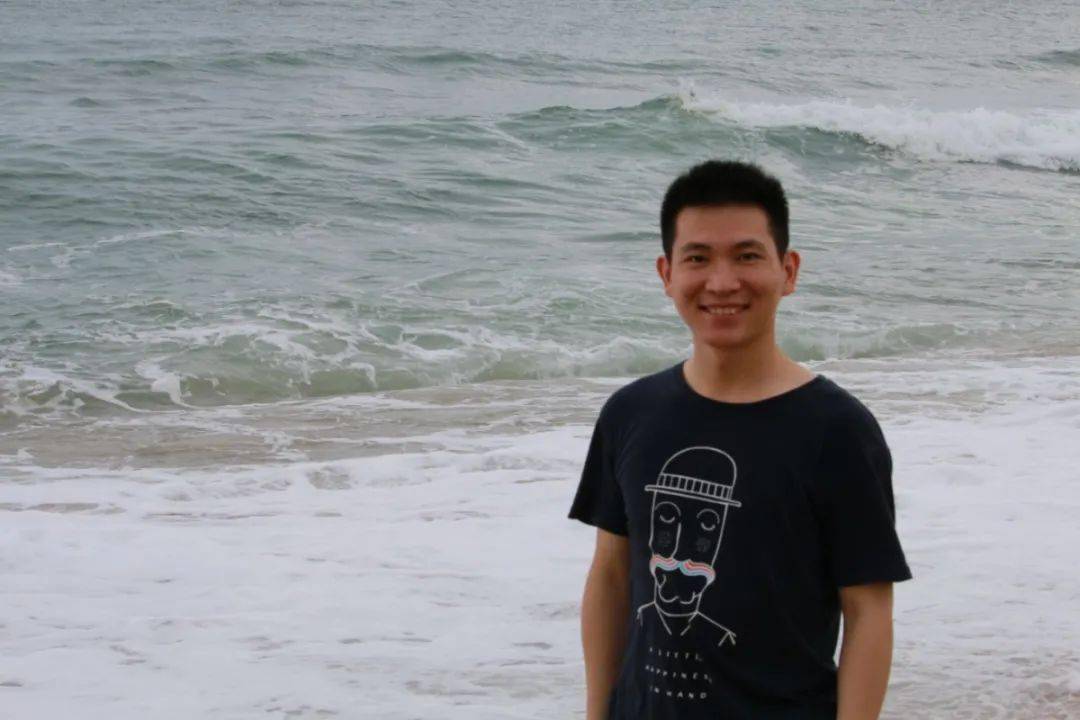 笑容灿烂的阳光男孩.
