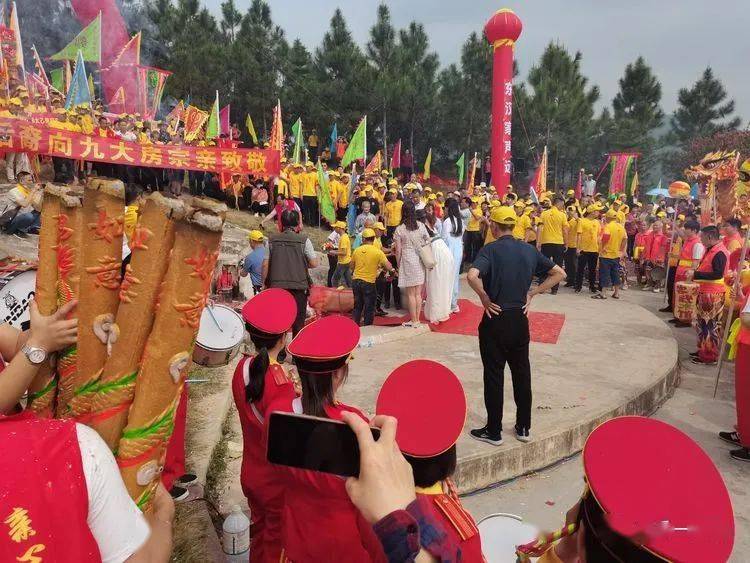 上午9:00太乙祖后裔以及参与的邓氏家人在梅州市松口镇盘龙村举行盛大