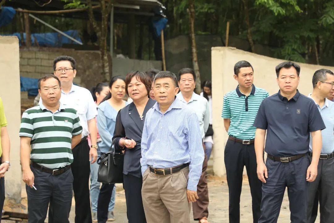 县人大常委会副主任冯少波,高