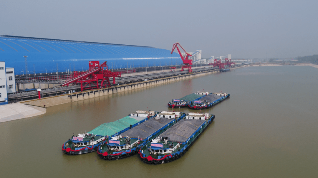 梁山港公铁水多式联运正式通航联通瓦日铁路与京杭大运河