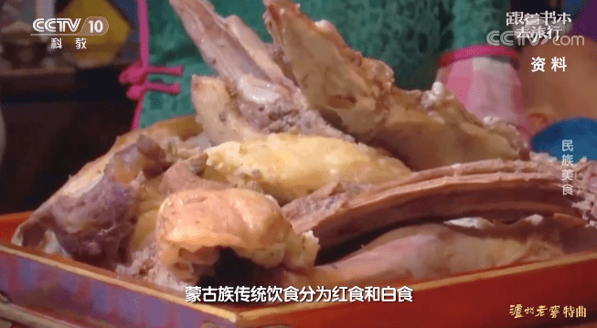 红食主要是牛羊肉,白食则是奶制成的各种食品,酸奶,奶酒,奶酪,奶皮子