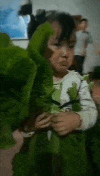 搞笑gif:给小孩制作创意手工衣服,宝宝一副生无可恋的