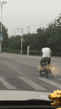 搞笑gif:滚钢圈瞬间让你回忆起儿时的记忆