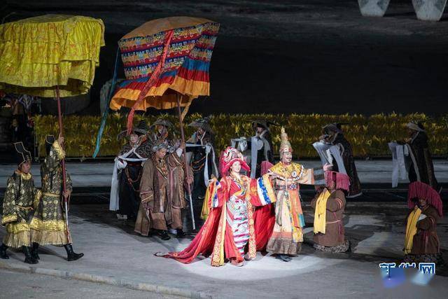 4月10日,演员在大型实景剧《 文成公主》中演绎文成公主与松赞干布