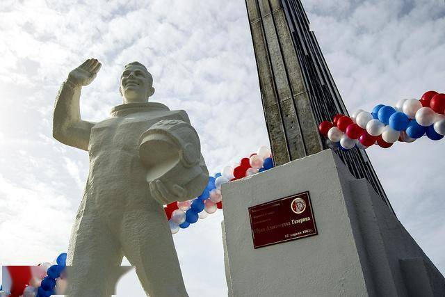 雕像,到太平洋库页岛上的纪念碑,俄罗斯各地有几十座纪念尤里·加加林