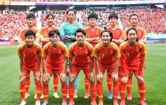中国女足队员合影,第一排右一为唐佳丽,第二排右二为张馨