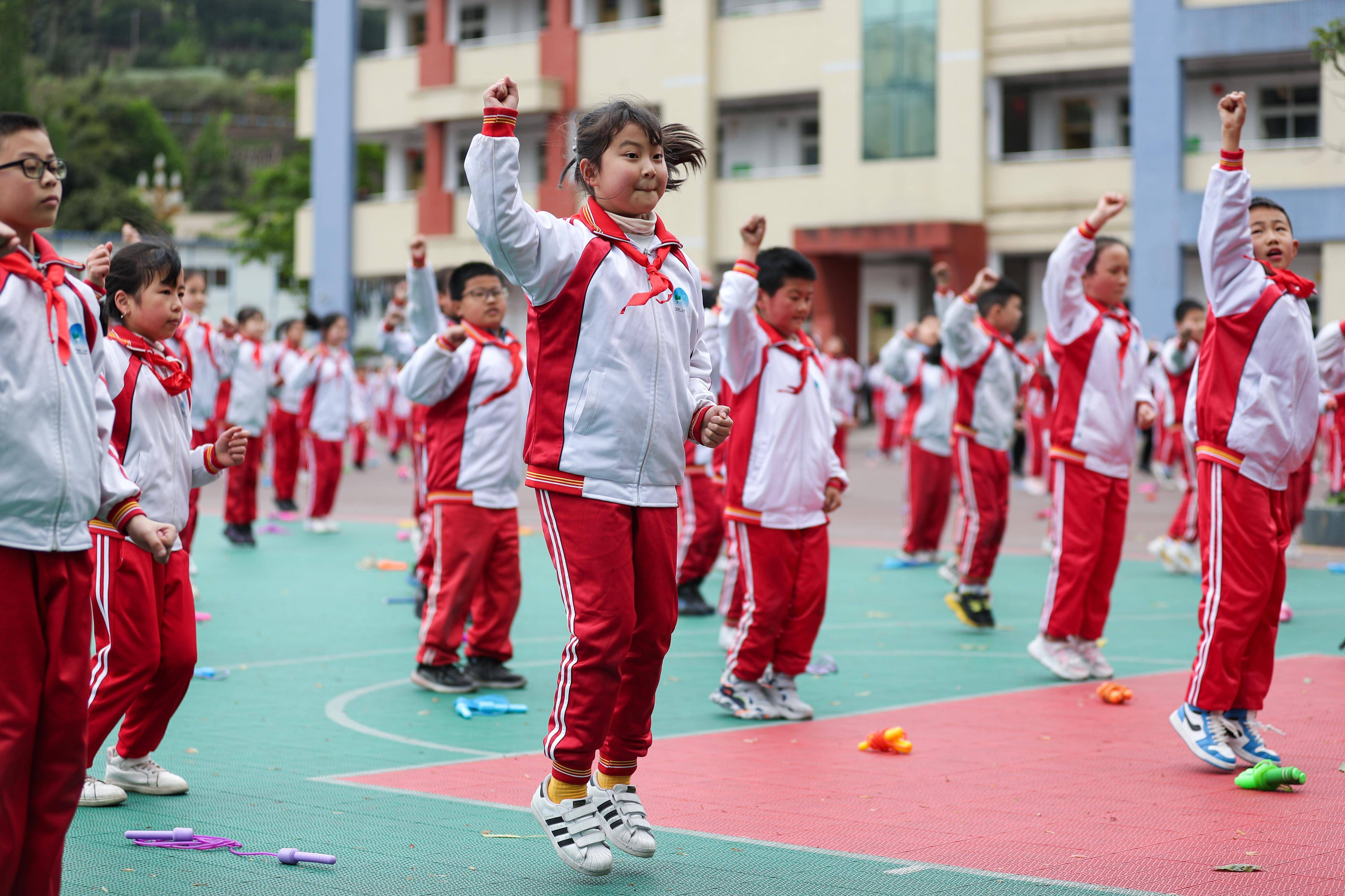 4月15日,在荥经县严道第二小学小溪校区,学生在大课间体育活动中跳