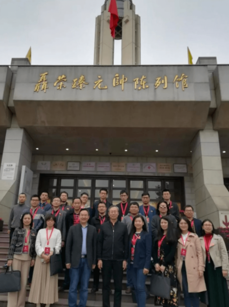 在聂荣臻元帅陈列馆,学员们观看聂荣臻元帅从学生时代立志救国图强到