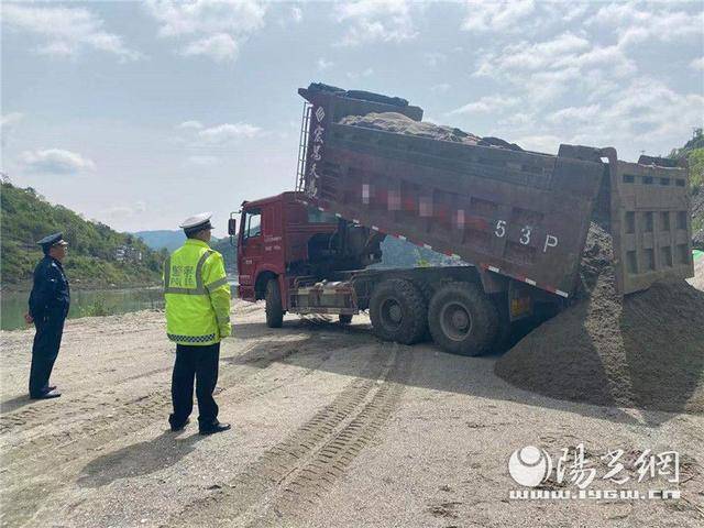 超载运输行为,不仅对道路,桥梁造成严重损害,也易引发道路交通事故