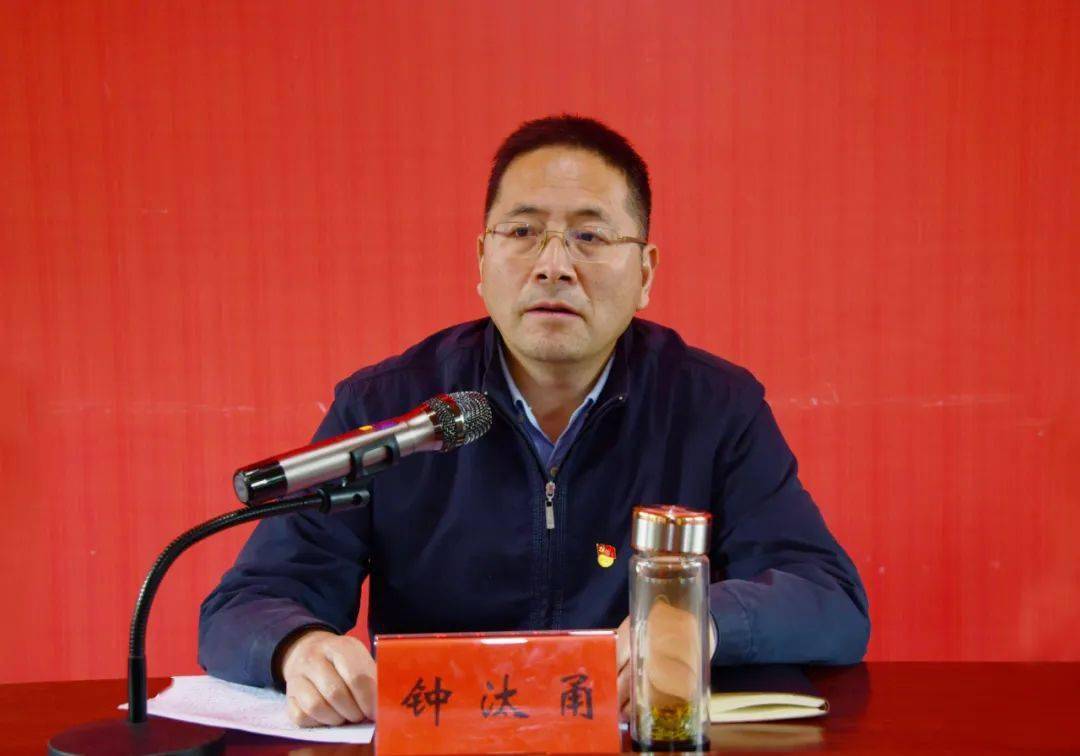 图为钟汰甬作辅导报告.