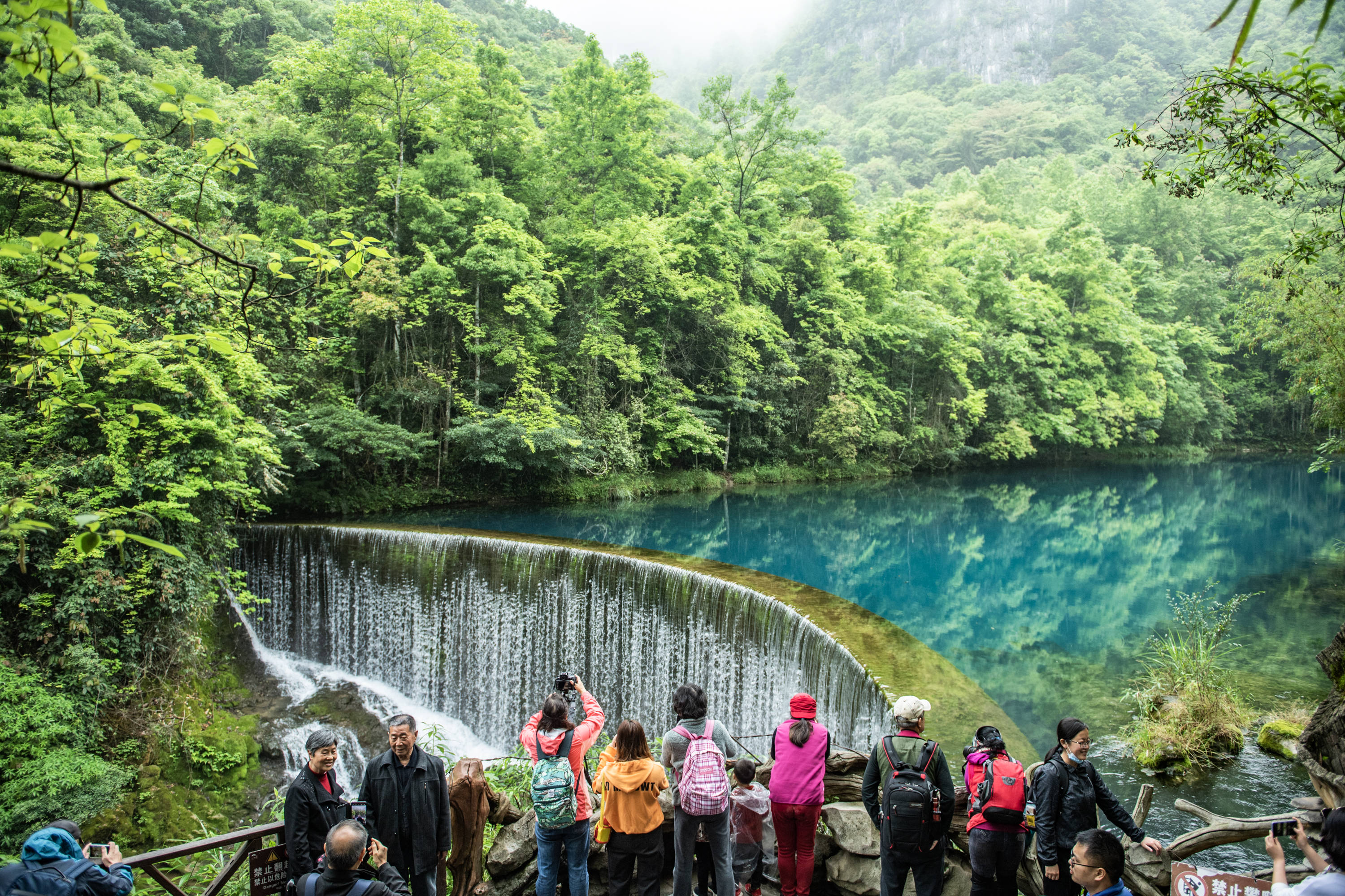 贵州荔波:绿水青山引客来