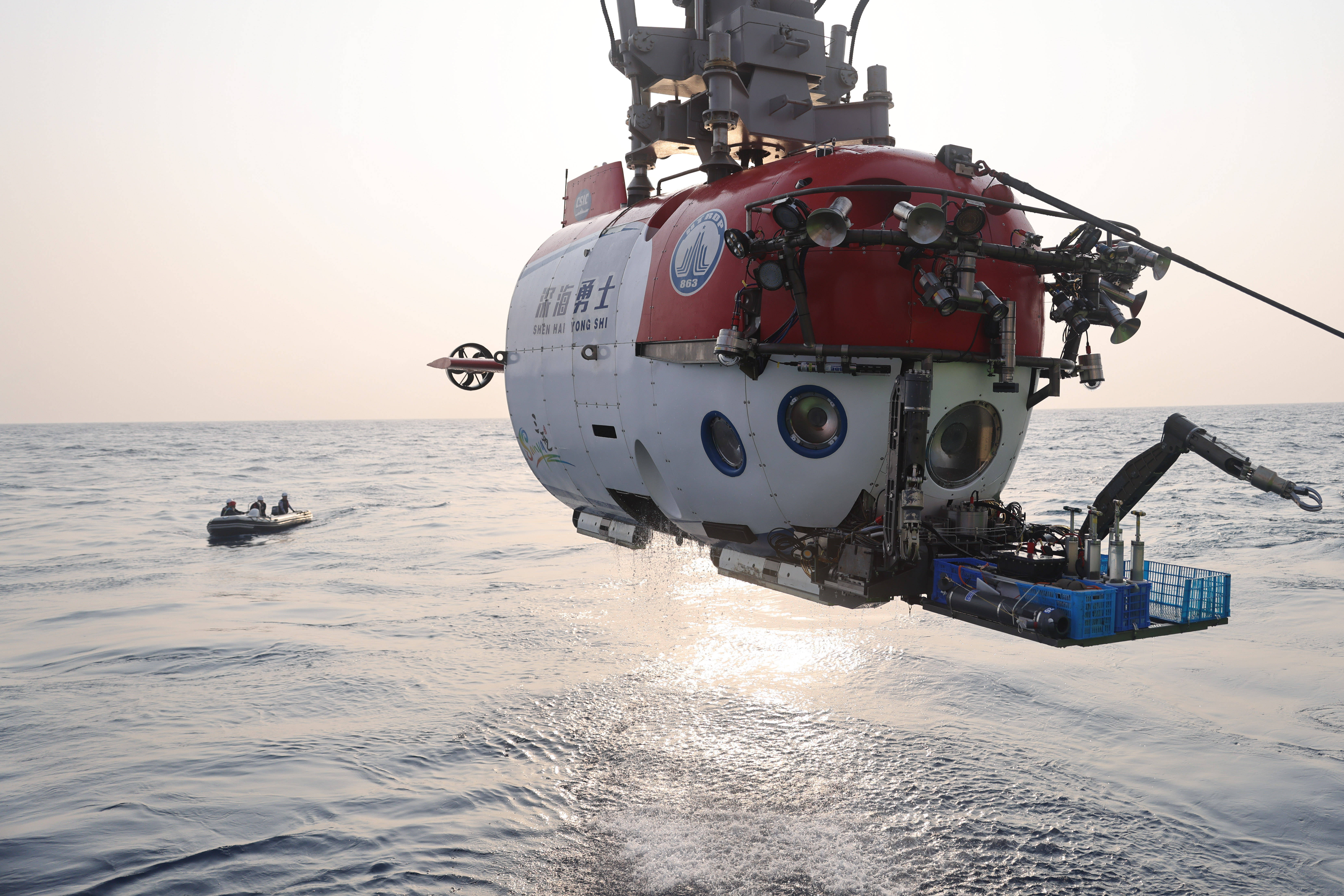 这是载人潜水器"深海勇士"号回到母船"探索二号".