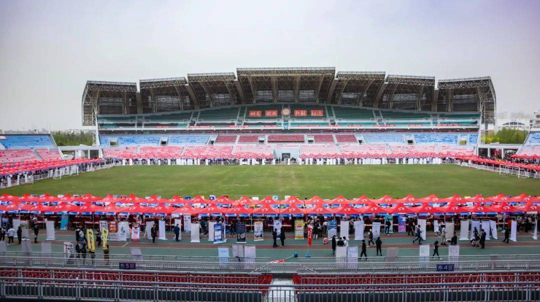 今天,临沂大学2021年春季大型招聘会在体育场举行,800 用人单位,4