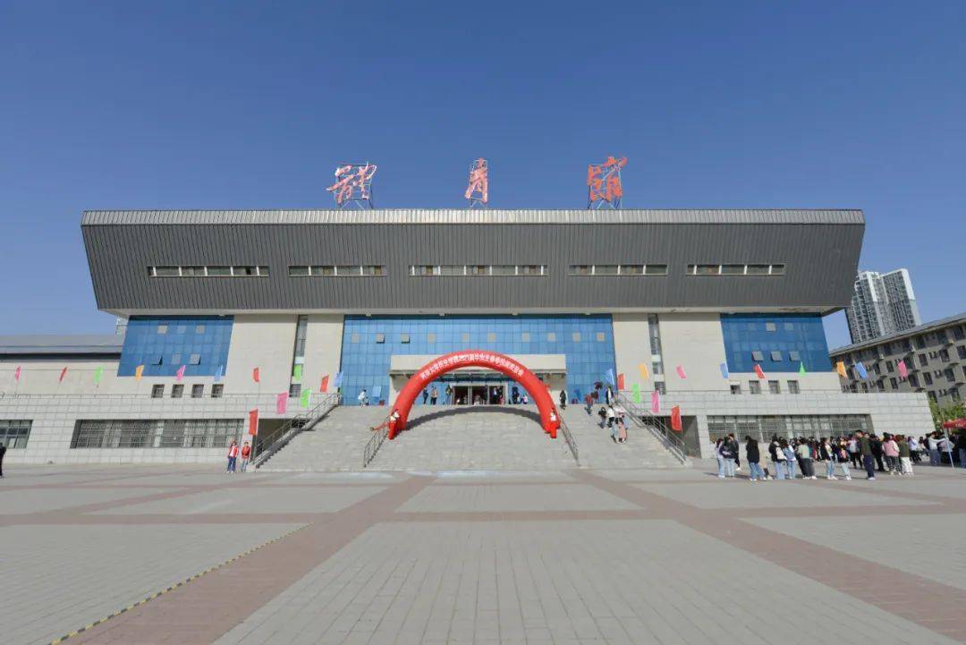 走入现场 感受一下这里的热情气氛 4月17日上午,学校在体育馆三楼召开