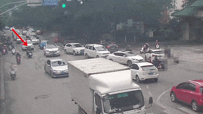 画面惊险!柳州仔骑摩托车撞上小汽车,腾空360度后