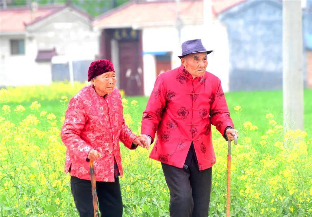 孙善明,孙张氏夫妇相互扶持着在村里散步.记者 韩 丰 摄