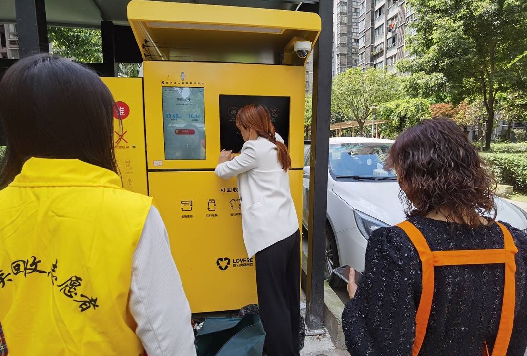 从今年开始,成都市金牛区不少小区迎来了一个"新朋友"——智能回收机