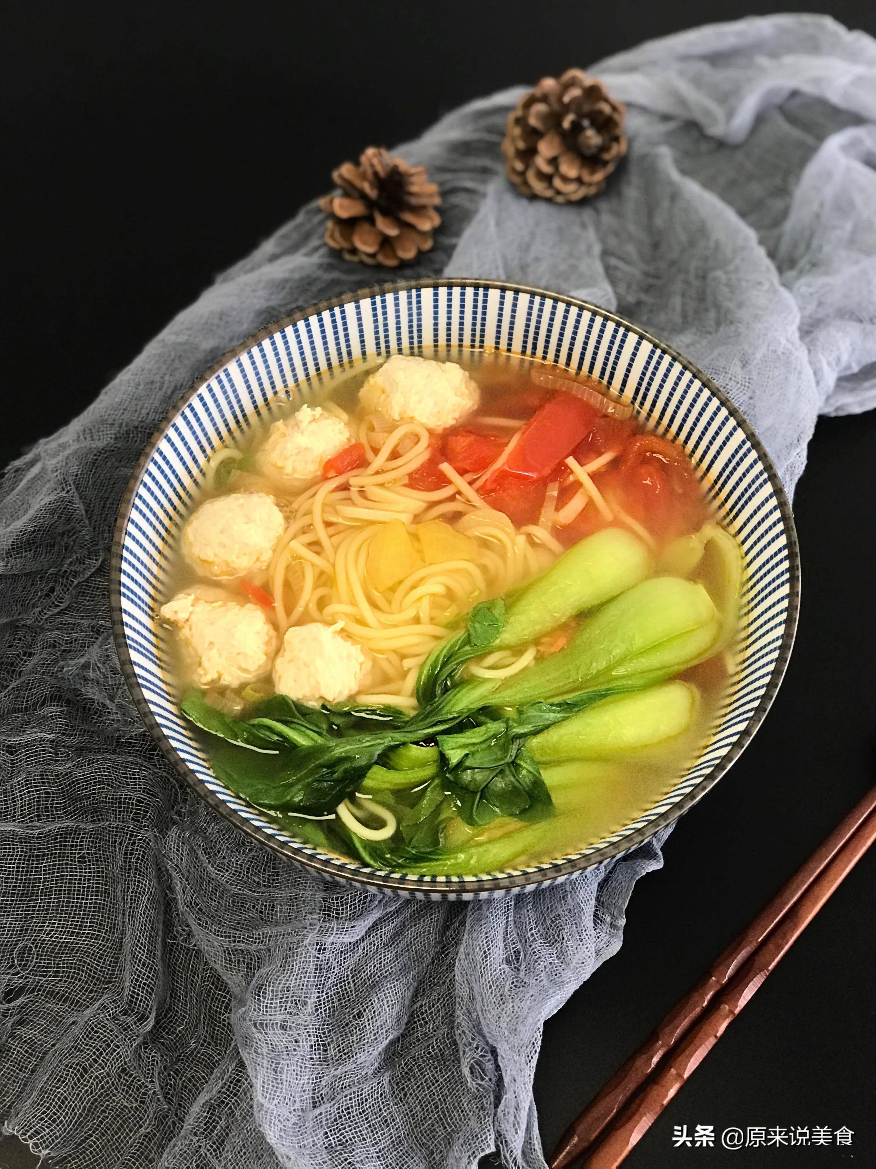 青菜鸡丸清汤玉米面条  食材:鸡肉丸,油菜,番茄,玉米面条  调料:葱姜