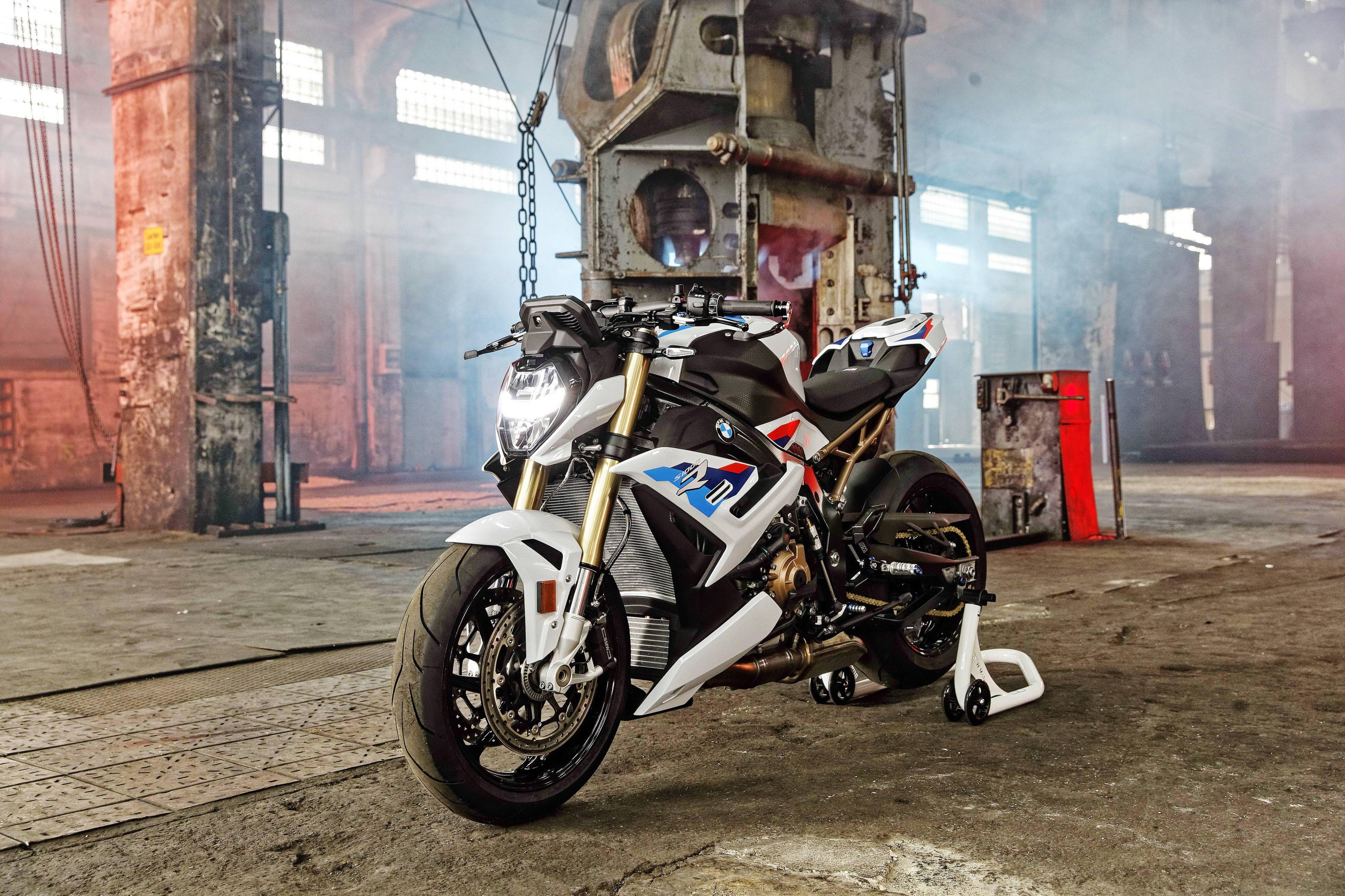 宝马新一代运动街车 2021 s1000r:户外特写