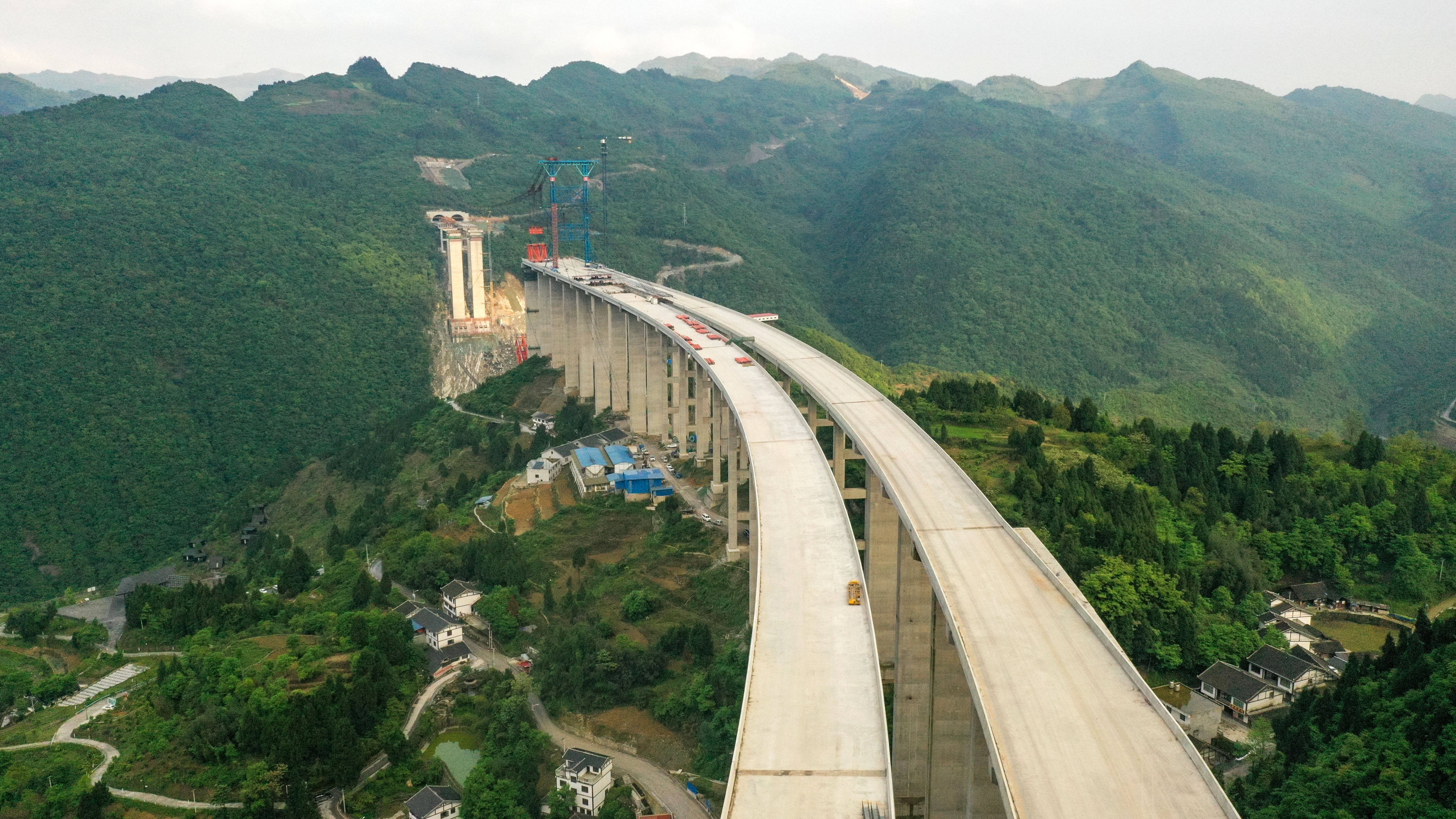 这是4月21日拍摄的贵州省仁遵高速公路大发渠特大桥施工现场(无人机
