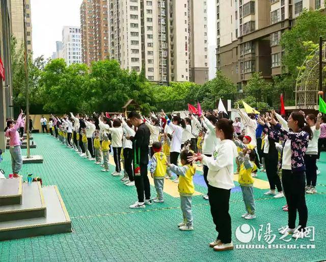 西安市浐灞第八幼儿园举行首届亲子趣味运动会