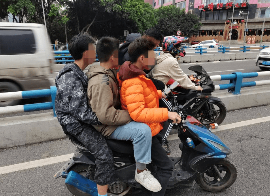 发现一辆载有三个人的小摩托从远处驶来,由于车小人又坐了3个,车身