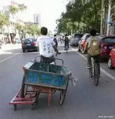 搞笑GIF趣图:妹子,看你怎么这么眼熟,是凤姐吗,尴尬了
