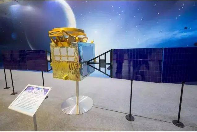 东方红三号卫星模型(图片来自网络)