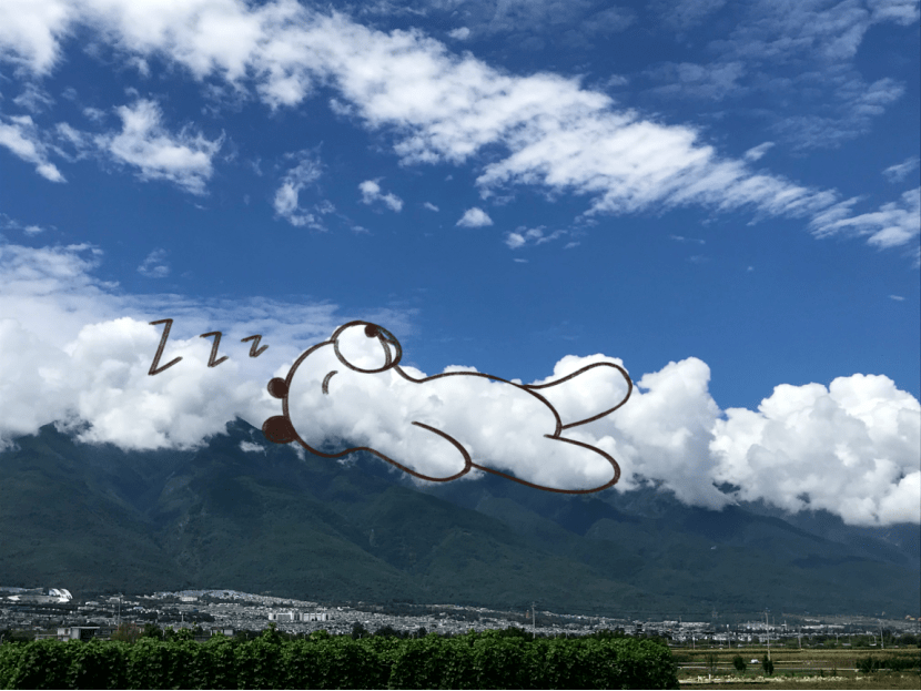 她是云彩翻译官在大理的蓝天白云上作画