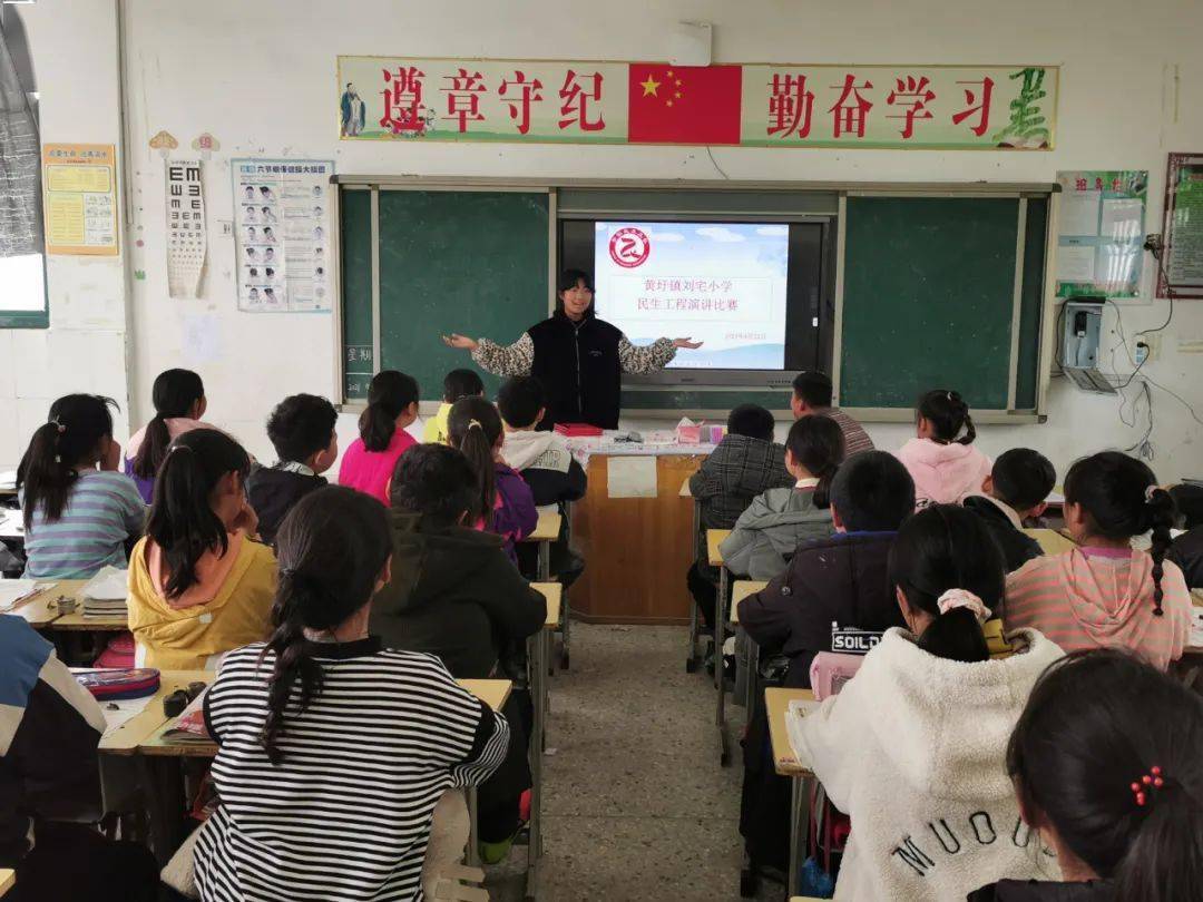 此次比赛面向高年级学生,在比赛中,各个小选手精神饱满,语言流畅,声