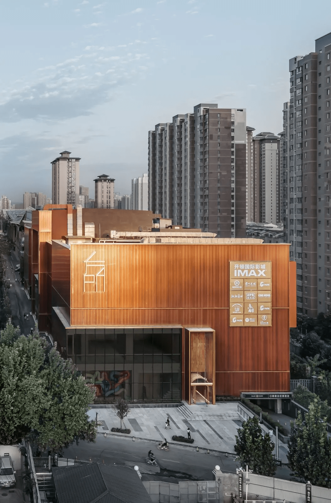 西安方所的原建筑是一个独栋建筑,具有复杂性及多样性,在设计中,通过