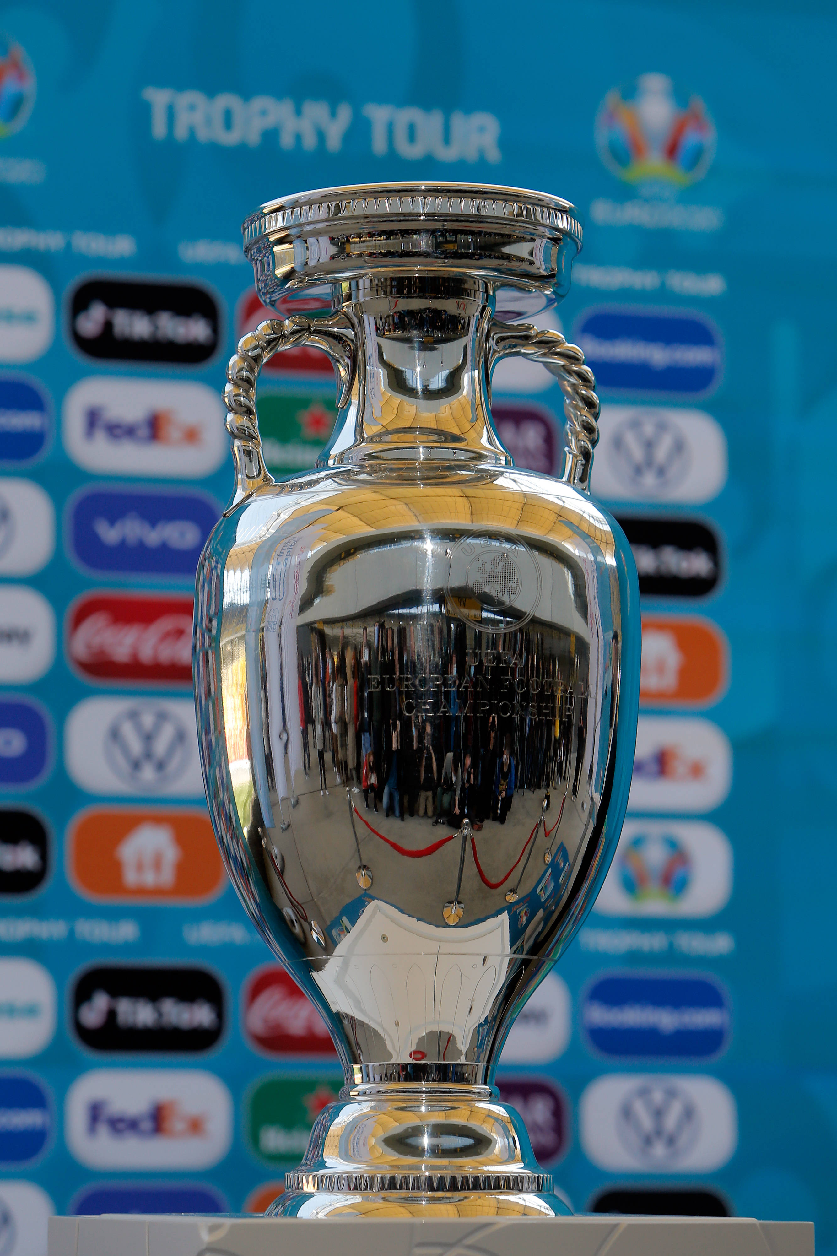 足球——欧锦赛奖杯在布加勒斯特展示