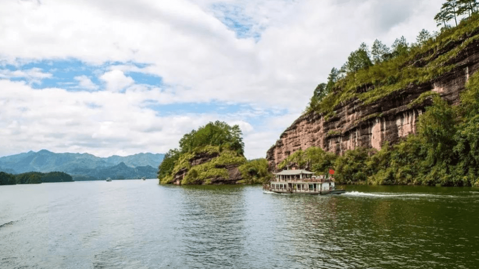 食宿:泰宁县 d3 泰宁 — 三明 1,路线里程:180 km 2,景点介绍:大金湖