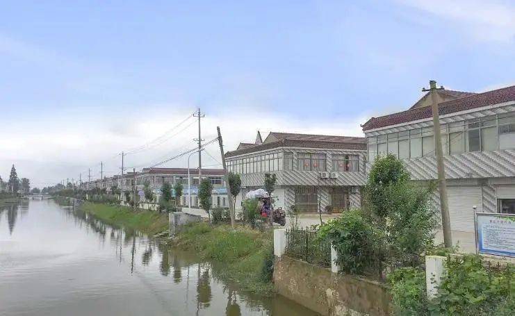 该村地处四明镇东北,三面环绕射阳河.