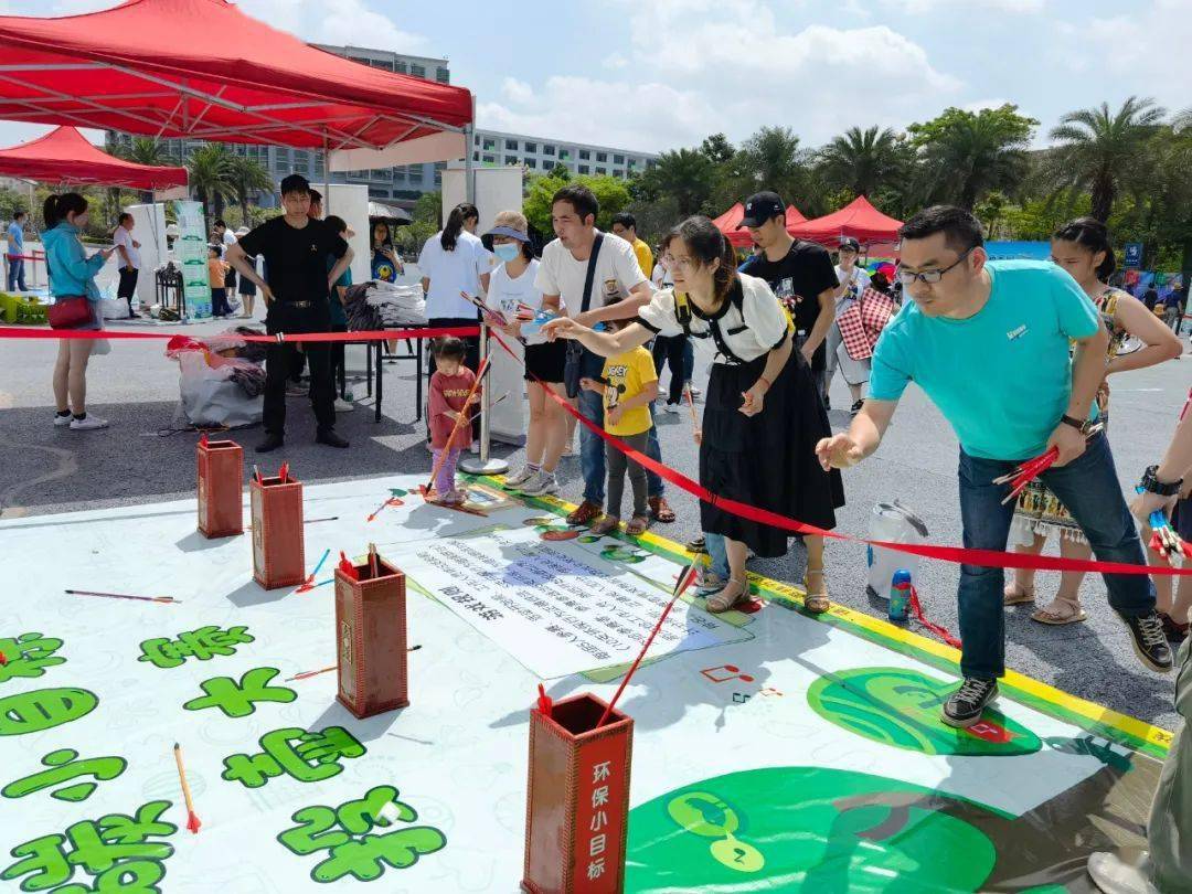 生态文明建设宣传活动现场,"趣味投壶"等游戏吸引了众多市民参加.