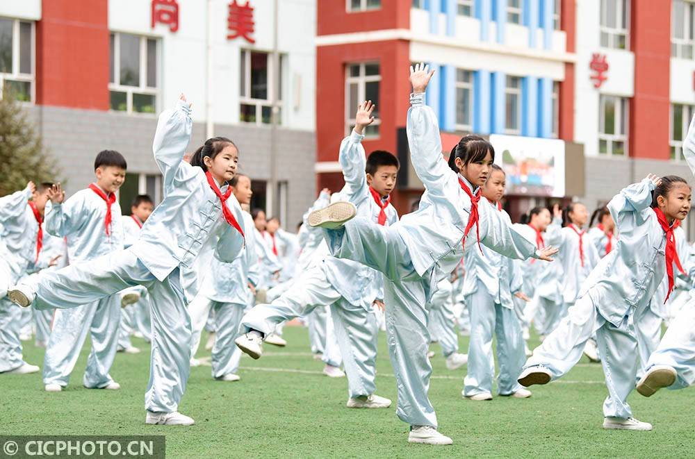 内蒙古呼和浩特市新城区海新小学学生在太极拳比赛中.