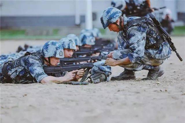 当时被特种兵神秘的"魔鬼训练营"深深吸引