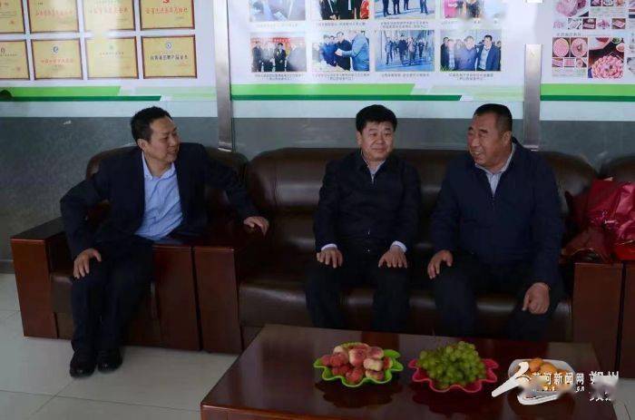 怀仁市委书记丁裕慰问全国劳动模范袁建军