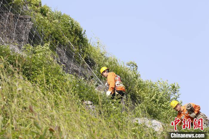 九江桥工段桥隧工正在九景衢铁路王刚村隧道上方进行搜山扫石作业.